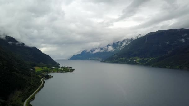 Widok na fiord i wodę z drona na powietrza Norwegia — Wideo stockowe