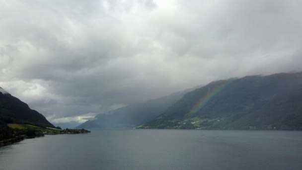 Uitzicht op Fjord en water vanaf drone op lucht Noorwegen — Stockvideo