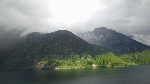 Vista sul fiordo e l'acqua dal drone in onda Norvegia — Video Stock