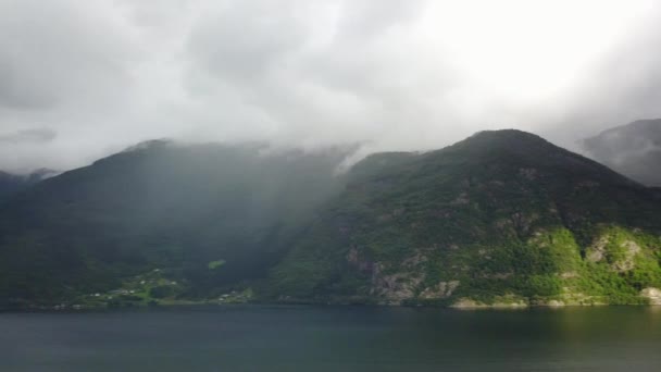 Drone a Fjord és a vizet a levegő Norvégia kilátás — Stock videók
