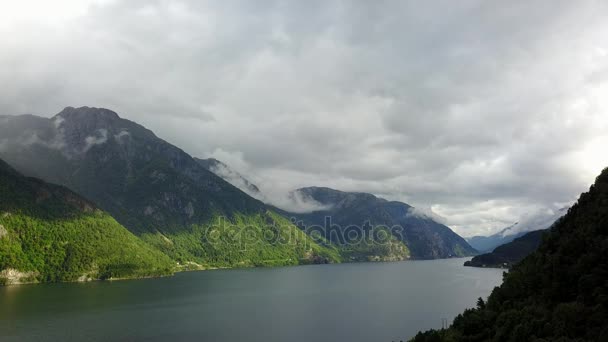 Vista al fiordo y el agua desde el dron al aire Noruega — Vídeos de Stock