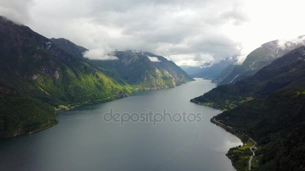 Vista al fiordo y el agua desde el dron al aire Noruega — Vídeos de Stock