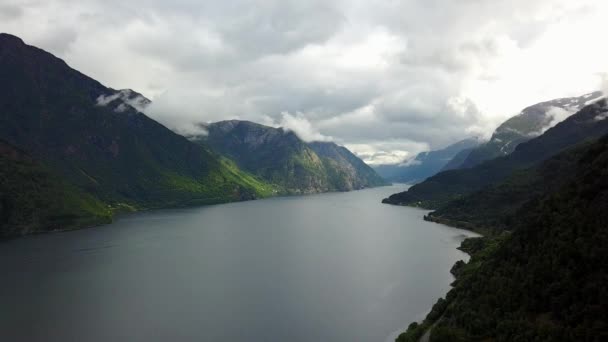 Widok na fiord i wodę z drona na powietrza Norwegia — Wideo stockowe