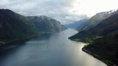 Dron üzerinde air Norveç fiyord ve su görünümü