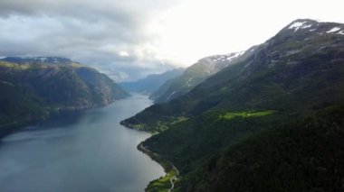 Dron üzerinde air Norveç fiyord ve su görünümü