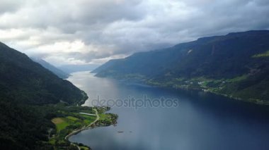 Dron üzerinde air Norveç fiyord ve su görünümü