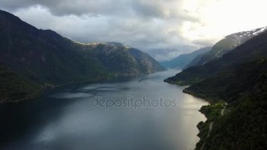 Dron üzerinde air Norveç fiyord ve su görünümü