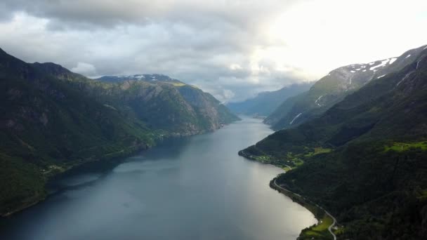 Vista sul fiordo e l'acqua dal drone in onda Norvegia — Video Stock