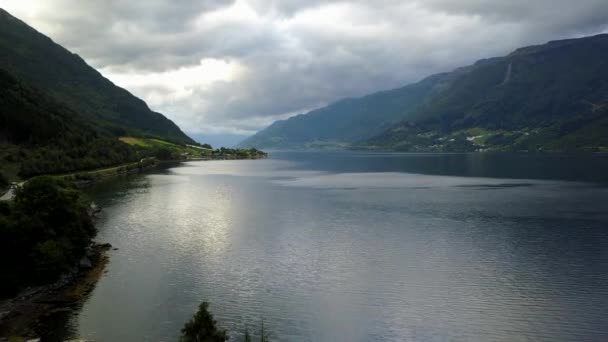 Vista al fiordo y el agua desde el dron al aire Noruega — Vídeos de Stock