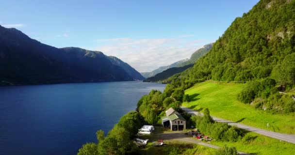 Día soleado Vista al fiordo y el agua desde el dron al aire Noruega — Vídeo de stock