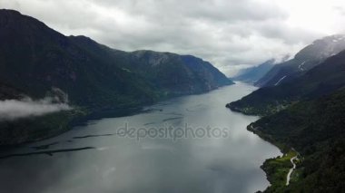 Dron üzerinde air Norveç fiyord ve su görünümü