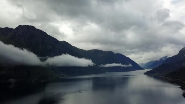 Widok na fiord i wodę z drona na powietrza Norwegia — Wideo stockowe