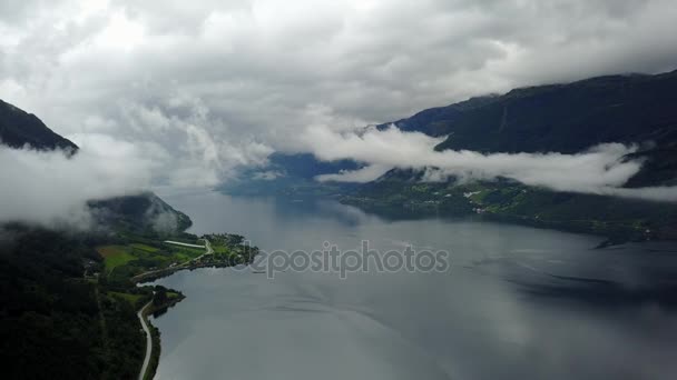 Vista para o fiorde e água do drone no ar Noruega — Vídeo de Stock