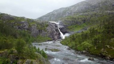 Şelale Norveç dağlarında dron görünümünden Hava yağmurlu hava