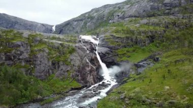 Şelale Norveç dağlarında dron görünümünden Hava yağmurlu hava