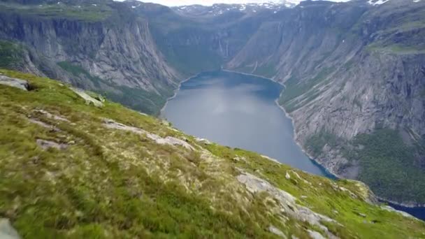 Δείτε κοντά χώρου (Trolltunga) στο φιόρδ και το νερό από το drone στον αέρα Νορβηγία — Αρχείο Βίντεο