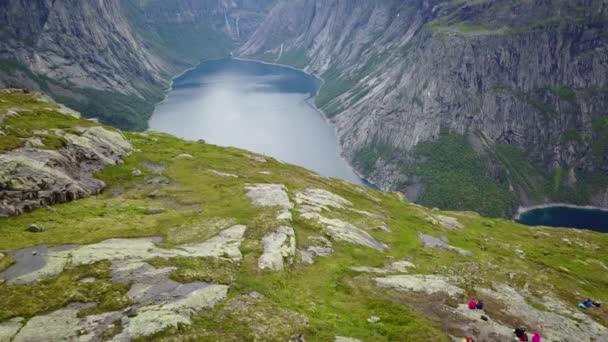 Δείτε κοντά χώρου (Trolltunga) στο φιόρδ και το νερό από το drone στον αέρα Νορβηγία — Αρχείο Βίντεο