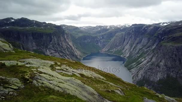 Kijk in de buurt van Trolltunga Fjord en water uit de drone op lucht Noorwegen — Stockvideo