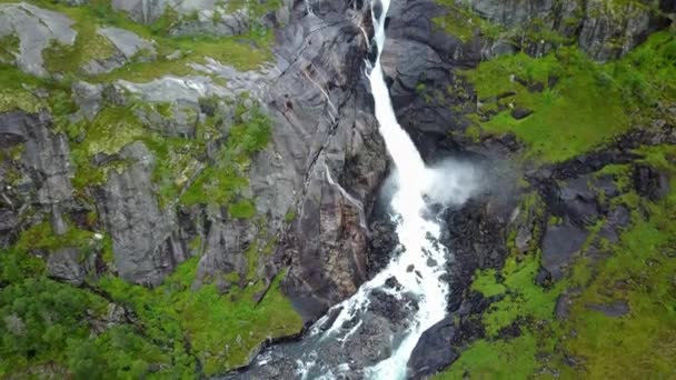 Cascade dans les montagnes de Norvège par temps pluvieux de l'air vue du drone — Video