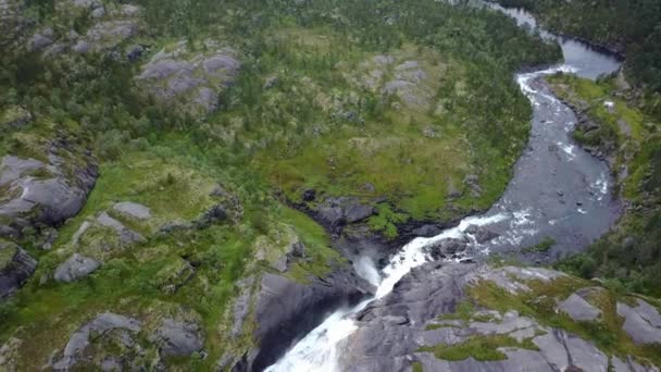 무인 항공기에서 공기 보기에서 비가 오는 날씨에 노르웨이의 산들에 폭포 — 비디오