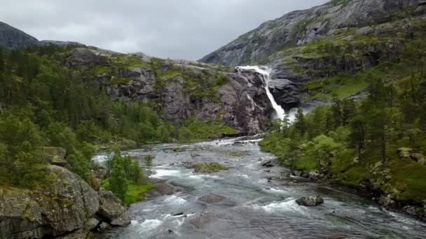 Vattenfall i bergen i Norge i regnigt väder från luftvy från drone — Stockvideo