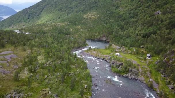 Водоспад в горах Норвегії в дощову погоду з повітря зору від drone — стокове відео