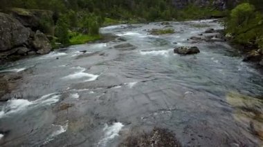 Şelale Norveç dağlarında dron görünümünden Hava yağmurlu hava