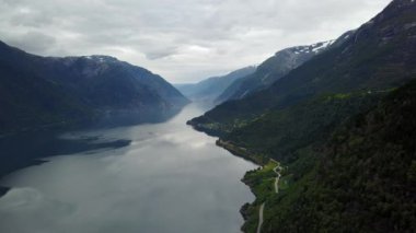 Norveç - açık hava tarihinde dron'un sudan ideal fiyort yansıması