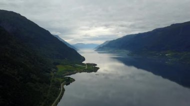Norveç - açık hava tarihinde dron'un sudan ideal fiyort yansıması