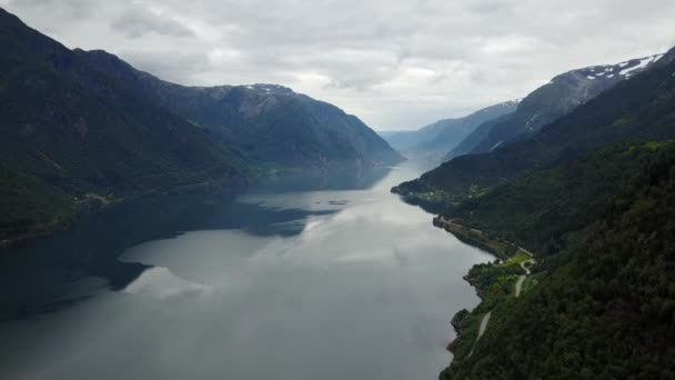 Norvège - réflexion idéale du fjord dans l'eau claire du drone sur l'air — Video