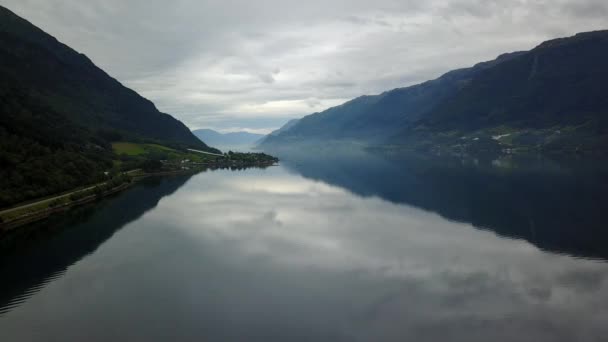 Norwegia - fiord idealne odbicie w czystej wodzie z drona na powietrzu — Wideo stockowe