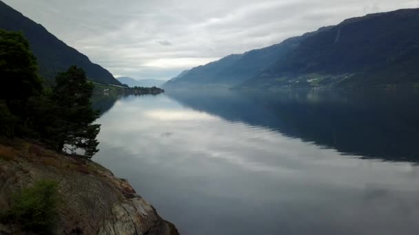 Norwegia - fiord idealne odbicie w czystej wodzie z drona na powietrzu — Wideo stockowe