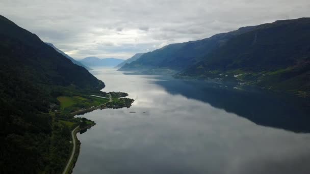 Norge - idealisk fjord reflektion i klart vatten från drone på luft — Stockvideo