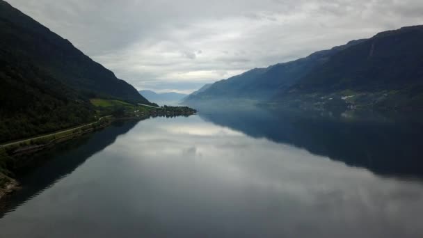 Noruega - reflejo ideal del fiordo en aguas cristalinas del dron en el aire — Vídeos de Stock