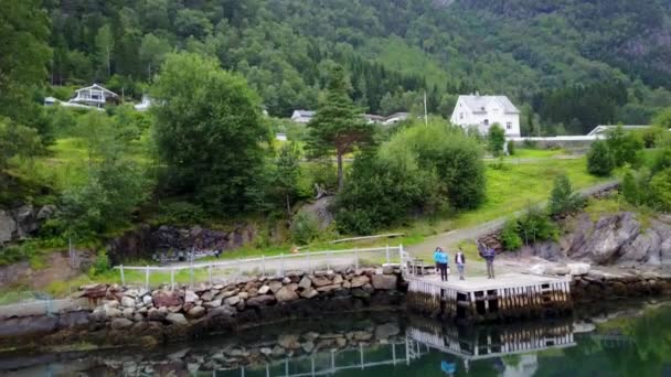 Noorwegen - ideale fjord reflectie in helder water — Stockvideo