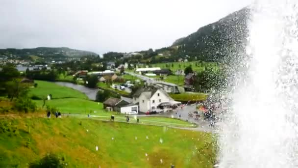 Cascada en las montañas de Noruega en tiempo lluvioso . — Vídeos de Stock