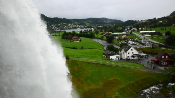 Waterval in de bergen van Noorwegen in de regen. — Stockvideo