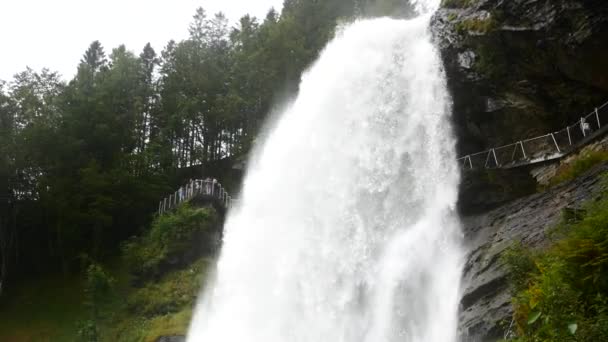Cascada en las montañas de Noruega en tiempo lluvioso . — Vídeo de stock