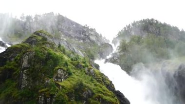 Şelale Norveç dağlarında Yağmurlu hava.