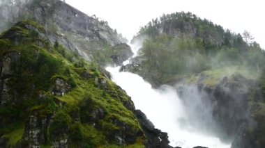 Şelale Norveç dağlarında Yağmurlu hava.