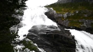 Şelale Norveç dağlarında Yağmurlu hava.