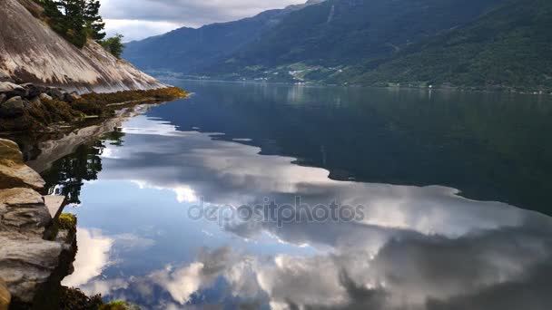 Noruega - reflexão fiorde ideal em águas límpidas — Vídeo de Stock
