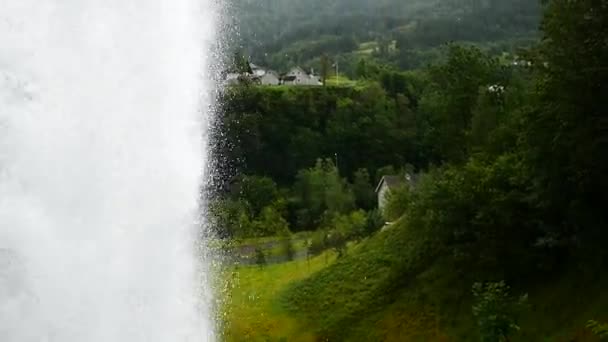 Водопад в горах Норвегии во время дождя . — стоковое видео