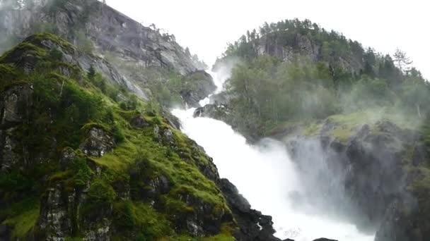 Waterfall in mountains of Norway in rainy weather. — Stock Video