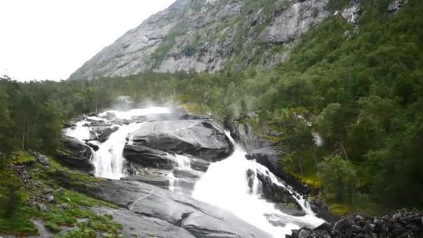Водоспад в горах Норвегії в дощову погоду. — стокове відео