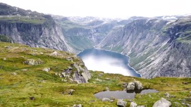 Trolltunga fiyort ve su yakınında göster