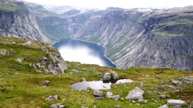 Trolltunga fiyort ve su yakınında göster