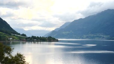 Norveç - temiz su ideal fiyort yansıması