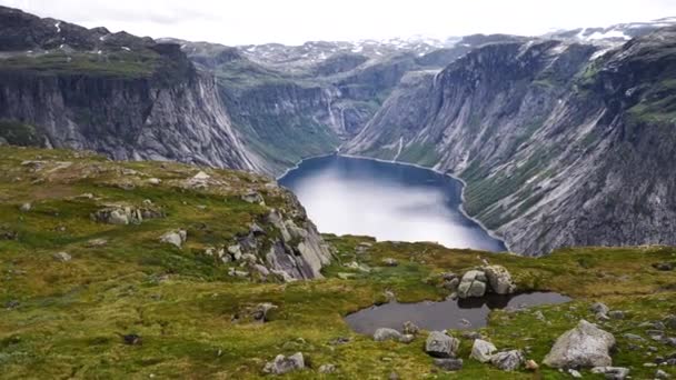 Вид от Троллы до фьорда и воды — стоковое видео