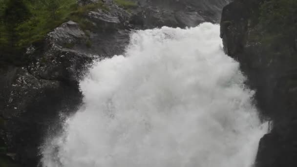 Waterval in de bergen van Noorwegen in de regen. — Stockvideo